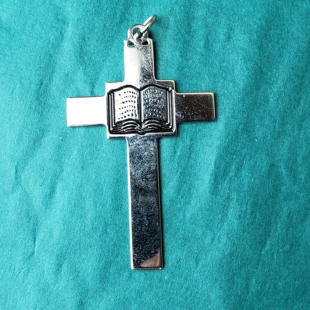 2/10$ Vintage Creed silver tone cross pendant with bible middle
